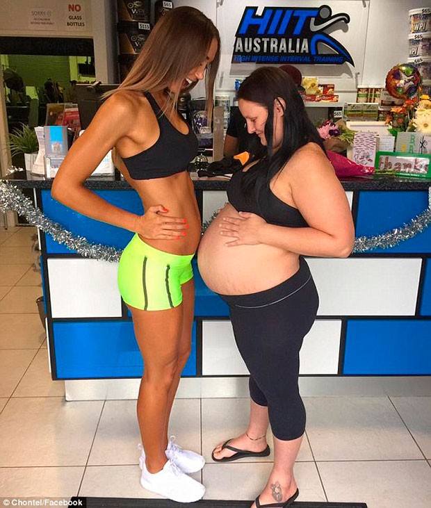 Chontal com 21 semanas e meia e a sua amiga que está 4 semanas a frente dela (Foto: Reprodução/Facebook)