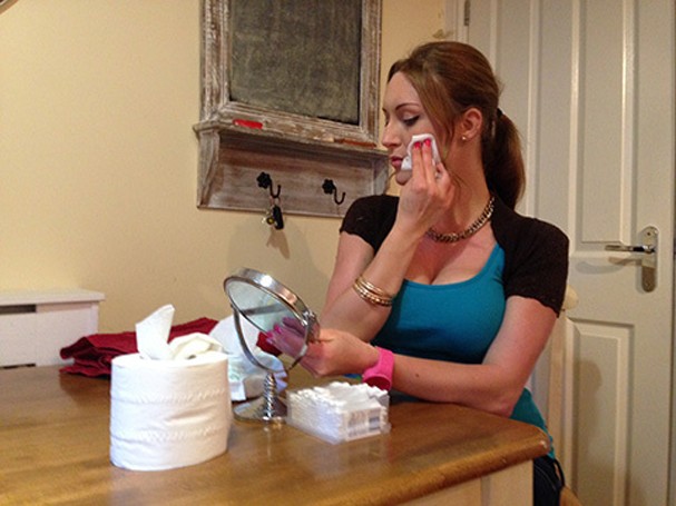Tracy Kiss se preparando pro ritual de beleza (Foto: Reprodução TracyKiss.com)