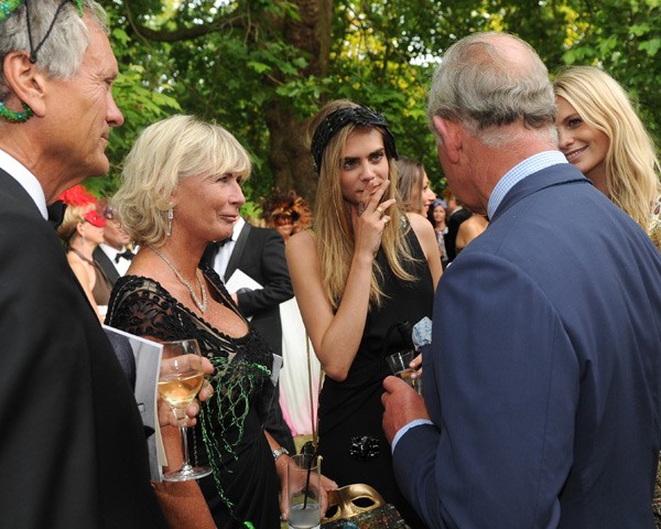 Charles, Pandora, Cara e Poppy Delevingne conversam com príncipe Charles (Foto: Getty Images)