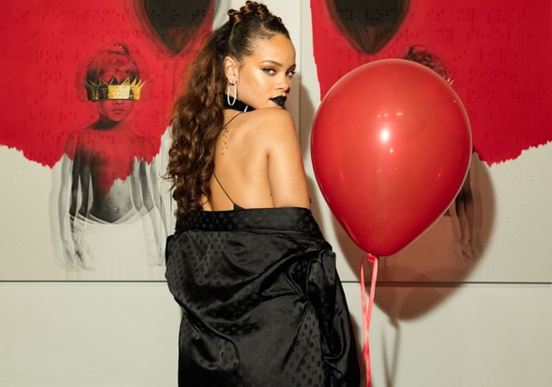 Rihanna divulgando a capa do álbum "ANTI" (Foto: Getty Images)