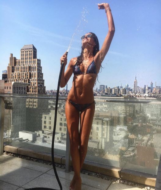 Iza Goulart mostra o corpo invejável ao se refrescar em Nova York (Foto: Reprodução/Instagram)