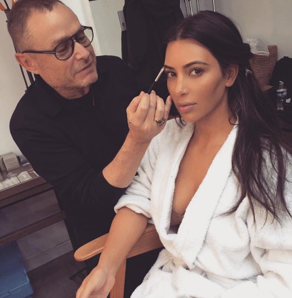 Kim Kardashian quase mostra demais ao deixar roupão aberto em foto (Foto: Reprodução / Instagram)