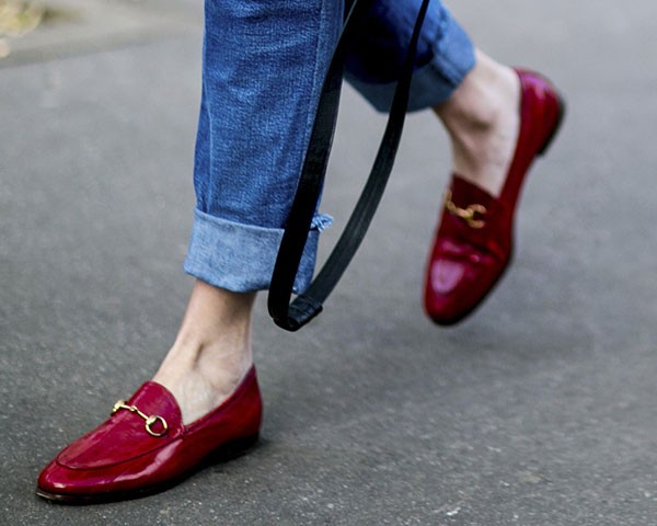 Sapatos mocassim volta repaginados para a moda (Foto: Imaxtree)
