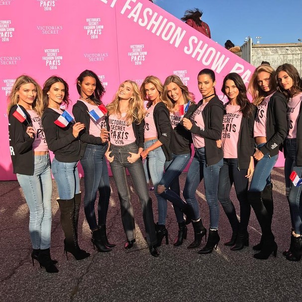 Tops embarcam para Victoria's Secret Fashion Show 2016 (Foto: Reprodução/Instagram)