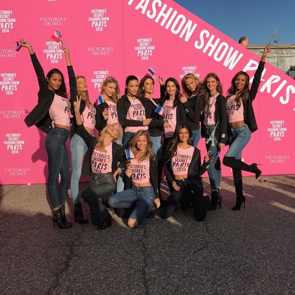 Modelos embarcam para Victoria's Secret Fashion Show (Foto: Reprodução/Instagram)