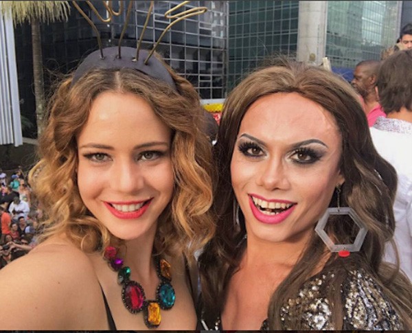 Leandra Leal e Silvero Pereira na Parada do Orgulho LGBT, neste domingo (18) (Foto: Reprodução Instagram)