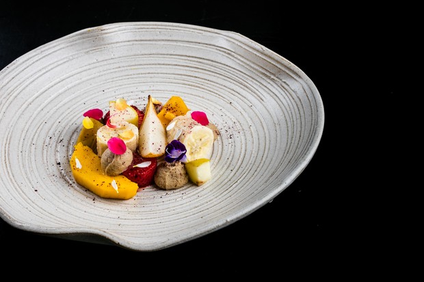 Salada de frutas quente leva creme de castanhas e flores (Foto: Tomas Rangel/ Divulgação)