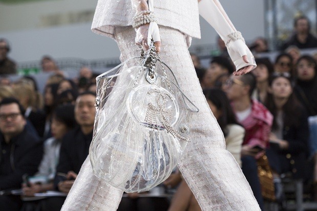 A Chanel foi apenas uma das marcas a apostar no material, sem dúvida, a matéria-prima do momento (Foto: Getty Images)