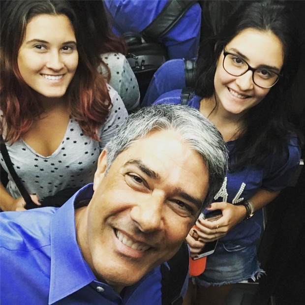 William Bonner posa sorridente com as filhas (Foto: Reprodução/Instagram)