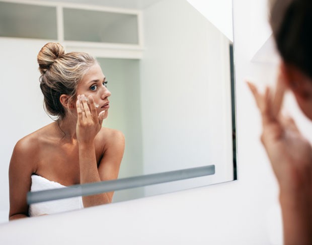 A esfoliação ajuda a manter a pele mais jovem, pois estimula a renovação celular, melhorando a aparência de marcas e manchas, diz a dermatologista Valéria Marcondes (Foto: Thinkstock)