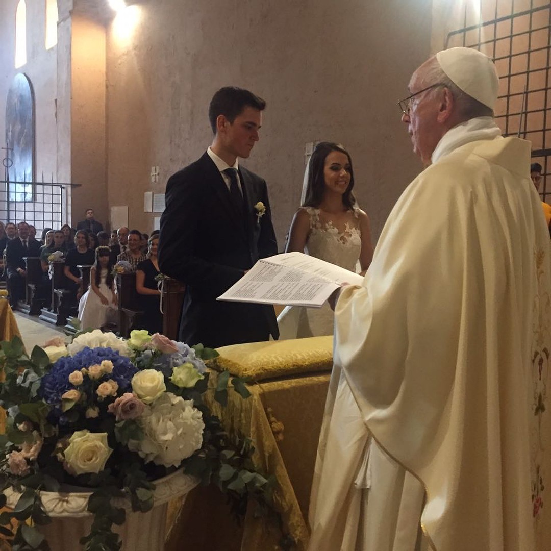 O Papa Francisco apareceu de surpresa no casamento da brasileira Letícia Vera (Foto: Reprodução / Instagram)
