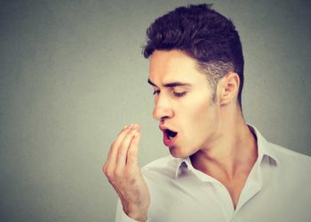 Dieta da moda e jejum prolongado podem causar mau hálito?