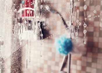 Leve um limão quando for tomar banho e acabe com as manchas de calcário