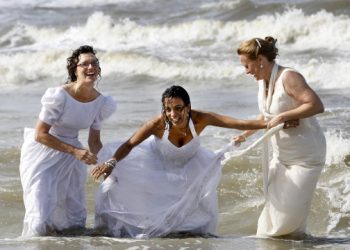 Noiva morre afogada durante sessão fotográfica por causa de vestido