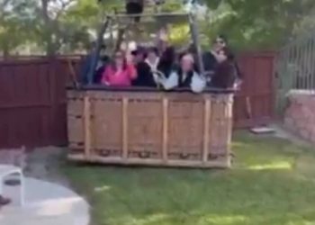 Balão faz pouso inesperado em quintal de casa na Califórnia; assista